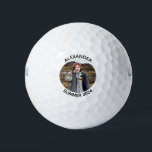 Pelotas De Golf Foto de familia redonda personalizada<br><div class="desc">Crea tus propias bolas de golf de botón de foto redonda personalizadas. La configuración del texto curvo se puede personalizar si cambia el tamaño de la fuente. Muestra de una foto familiar tomada en el lugar de un popular tour en un crucero en Alaska. Estábamos en el Parque Totem Bight...</div>