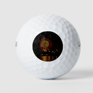 Pelotas De Golf fuegos artificiales rojos y verdes explotan sobre