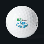 Pelotas De Golf Funny Golf Balls 65º cumpleaños<br><div class="desc">¡Celebra el cumpleaños 65 de un golfista con la edición de cumpleaños 65 de Funny Golf Balls! Con la inscripción "65 años y todavía balancín", estas pelotas de golf de novedad hacen un regalo hilarante e inolvidable para cualquier amante del golf. Perfecto para amigos, familia o tu golfista favorito, este...</div>