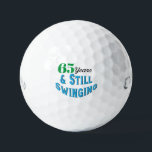 Pelotas De Golf Funny Golf Balls 65º cumpleaños<br><div class="desc">¡Celebra el cumpleaños 65 de un golfista con la edición de cumpleaños 65 de Funny Golf Balls! Con la inscripción "65 años y todavía balancín", estas pelotas de golf de novedad hacen un regalo hilarante e inolvidable para cualquier amante del golf. Perfecto para amigos, familia o tu golfista favorito, este...</div>