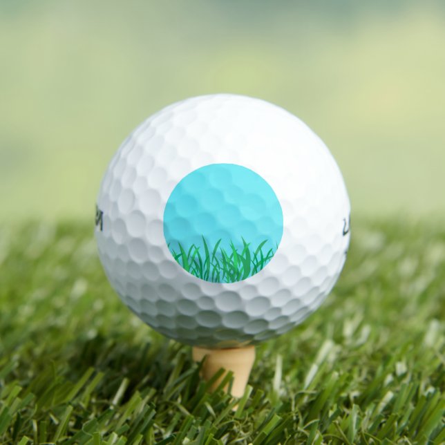 Pelotas De Golf Ilustracion de hierba verde y cielo azul (Camiseta in situ)