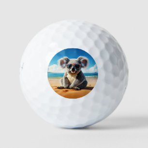Pelotas De Golf Koala en una playa de arena