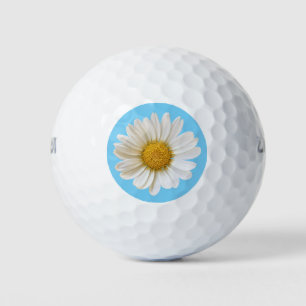 Pelotas De Golf La margarita blanca sobre el cielo azul