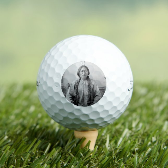 Pelotas De Golf Líder lakota sacudiendo a indígenas norteamericano (Camiseta in situ)