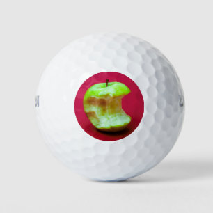Pelotas De Golf manzana verde sobre fondo rojo