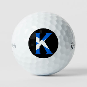 Pelotas De Golf Monograma K sobrepuesto sobre la bandera escocesa