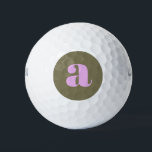 Pelotas De Golf Monograma retro único ondulado de aceitunas y lino<br><div class="desc">Estas únicas bolas de golf cuentan con un sencillo pero audaz monograma inicial en los colores de oliva y lila. La tipografía de inspiración retro añade un toque de estilo vintage, haciendo de estas pelotas de golf perfectas para los jugadores que aman un look personalizado y elegante. Ideal para aquellos...</div>