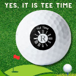 Pelotas De Golf Monograma único de reloj de cola de tee.<br><div class="desc">Disfrute de esta elegante y sofisticada pelota de golf en blanco y negro. Por supuesto, siempre es el momento adecuado para ganar tiempo. Añade tu monograma y puedes personalizar el mensaje. Cualquier petición especial o pregunta de diseño, sólo tiene que enviar un chat o un correo electrónico a charmdesignstudio@rcn.com y...</div>