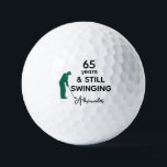 Pelotas De Golf Personalizado 65th Birthday Funny Todavía balanceá<br><div class="desc">Trae humor al campo con este diseño personalizado de bola de golf de 65 años. Con la frase "65 años y todavía cantando" con una silueta de oro, es una manera divertida de celebrar un hito para cualquier amante del golf. Agregue un nombre personalizado para un toque personal y cree...</div>