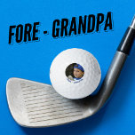 Pelotas De Golf Personalizado fotográfico personalizado Abuelo<br><div class="desc">Fore Grandpa Personalized Photo Personalizado de texto plantilla bola de golf. Agrega tu foto favorita y crea un regalo único sólo para tu abuelo que ama jugar al golf. El mensaje de texto se puede cambiar a un mensaje de elección. Un regalo perfecto para una ocasión especial o para mostrar...</div>