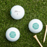 Pelotas De Golf Personalizado Golfer Sport nombre clásico verde Ve<br><div class="desc">¡Las pelotas de golf personalizados probarán que tienes ese agujero en uno! El diseño clásico incluye un nombre o texto personalizado de hasta diez caracteres en un guión moderno y un borde de marco doble. El guión y el borde son blancos sobre un fondo verde verde azulado de moda. El...</div>