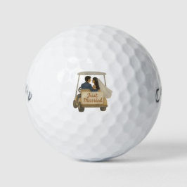 Pelotas De Golf Recién casados, novia y novio en un carrito de gol