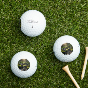 Pelotas De Golf Serenidad Esmeralda: Una rana verde junto al río,