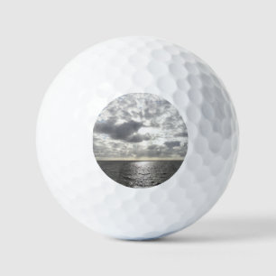 Pelotas De Golf Sol brillando a través de las nubes