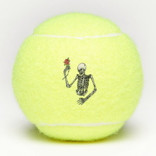 Pelotas De Tenis Esqueleto blanco sostiene rosa roja sobre hojas de