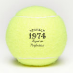 Pelotas De Tenis Funny 50th Birthday 1974 personalizado a la perfec<br><div class="desc">50 Aniversario 1974 Mayor perfección en las pelotas de tenis. Regalo deportivo personalizado para el marido, papá, abuelo, hermano, novio, compañero de trabajo, colega, empleado, profesor, entrenador, jugador, amigo, mamá, esposa, hermana, tía, abuela, jefe, etc. Diseño vintage de tipografía de letras grandes con cita graciosa. Los regalos sorpresa del fiesta...</div>