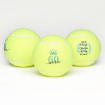 Pelotas De Tenis Funny 60 cumpleaños Personalizado Reina de la Cort<br><div class="desc">Graciosa pelota de tenis personalizada de 60 años con nombre y edad personalizados y el dicho "60 y todavía reina de la cancha" en morado y negro. Se pueden editar colores y fuentes.</div>
