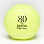 Pelotas De Tenis Funny Modern 80 y Fabulous Funny Birthday<br><div class="desc">80 y "Fabuloso Freaking" cita sobre una divertida pelota de tenis personalizado con edad editable, perfecta para una celebración de cumpleaños de viaje de tenis o un regalo de keepsake, y también estupendos para ejercicios de terapia física como pelotas de tenis de masaje, o para poner en el fondo de...</div>