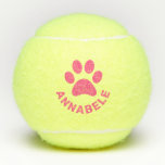 Pelotas De Tenis Nombre del Mascota de impresión de la página perso<br><div class="desc">Una linda pelota de tenis personalizado con el nombre de tu mascota y una huella de pata impresa en ella,  en rosa para un perro de moda. O haga clic en "personalizar más adelante" para cambiar los colores del diseño.</div>