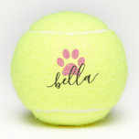 Pelotas De Tenis Pink Personalizado Dog Name Paw Print<br><div class="desc">Las pelotas de tenis personalizadas con el nombre personalizado de su perro imprimen una escritura femenina femenina femenina y moderna de bonito, un sencillo monograma de impresión de pata. Perfecto para su bebé y un gran regalo para amigos amantes del perro con mascotas malcriados que aman jugar a la caza....</div>
