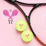 Pelotas De Tenis Tema del tenis Nombre Monogramado Rosa Girly<br><div class="desc">A los jugadores de tenis individuales y a los equipos de dobles les encantará esta temática de tenis de color rosa. Diseño moderno de iconos con dos raquetas y una bola. Agregue sus iniciales para crear un diseño personalizado. ¡Sirva estilo y personalidad con estas bolas de moda rosadas monogramadas! Ideal...</div>