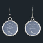Pendientes Dusty Blue Peacock Florece en la cosecha personali<br><div class="desc">Personalice un regalo único para sus damas de honor con un conjunto de Artes Personalizadas Dusty Blue Peacock Flourish. El diseño de los alrededores incluye un elegante pavo real adornado con flores. Personalice con el nombre de sus damas de honor. También hay artículos de papelería y regalos adicionales para bodas...</div>
