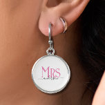 Pendientes Esposa rosa novia Novia Boda Aniversario<br><div class="desc">Celebra tu santo matrimonio con esta tierna Sra. aretes redondos de gota de plata para las esposas. Personalizar agregando tu apellido / apellido. Fuente elegante rosa y negro. Gran aniversario o regalo de cumpleaños para una esposa.</div>