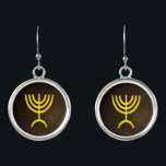 Pendientes Menorah Flame<br><div class="desc">Una representación digital dorada y marrón de la menorah judía de siete ramificaciones (hebreo: מְ נ וֹ רָ ). La menorah de siete ramas, utilizada en el santuario portátil establecido por Moisés en el desierto y más tarde en el Templo en Jerusalén, ha sido un símbolo del judaísmo desde la...</div>