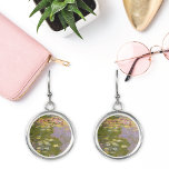 Pendientes Water Lilies Garden Claude Monet<br><div class="desc">Exposiciones con la pintura de arte fino,  Water Lilies (1919) de Claude Monet (1840-1926),  pintor impresionista francés. Un paisaje en el que los lirios se pasean con gracia por la superficie,  adornado con delicadas flores rosas. Monet se inspiró en sus propios jardines de nenúfares.</div>