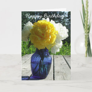 Peonies amarillos en tarjeta azul del feliz