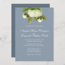 Peonies blancos con una invitación azul turbio