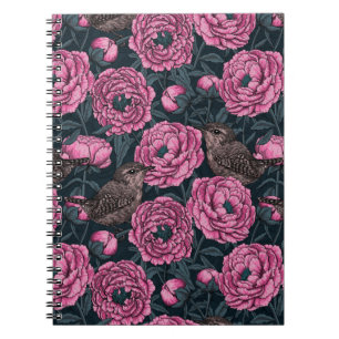 Peonies y wrens en un cuaderno gris oscuro
