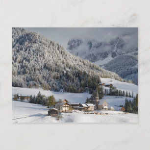 Pequeña aldea alpina en postal de nieve