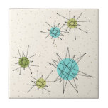 Pequeña baldosa cerámica atómica icónica de<br><div class="desc">Este pequeño modelo atómico icónico de la baldosa cerámica de Starbursts ofrece starbursts atómicos icónicos. ¡Eso correcto! La escuela vieja, fondo color nata con los puntos del oro es el contexto perfecto para la turquesa vibrante, el apio calmante, y los círculos coloreados del verde kitschy de la pera. Los puntos...</div>