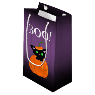 Pequeña ¡BOO! Un gato lindo en una bolsa de regalo de cala