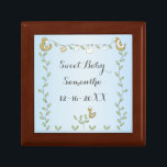 Pequeña caja de conservas de madera azul "Aves de<br><div class="desc">Diseño azul Baby Shower "Gold Birds", pequeña caja de conservas de madera. Esta "Aves de Oro", ducha de bebé, caja de sake es un regalo memorable. Personalice el texto eligiendo el color de fuente, el tamaño, el estilo y la redacción favoritos. Este diseño de "Aves de Oro" es parte de...</div>
