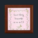 Pequeña caja de conservas de madera rosa "Aves de<br><div class="desc">Diseño rosa "Gold Birds" de Baby Shower, pequeña caja de conservas de madera. Esta "Aves de Oro", ducha de bebé, caja de sake es un regalo memorable. Personalice el texto eligiendo el color de fuente, el tamaño, el estilo y la redacción favoritos. Este diseño de "Aves de Oro" es parte...</div>