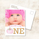 Pequeña Calabaza Invitación Chica de cumpleaños<br><div class="desc">Este diseño rústico, boho, de temática otoño, presenta una calabaza rosa color bonito con flores y espacio para una foto. Haga clic en el botón personalizar para obtener más flexibilidad añadiendo su texto. En nuestra tienda, zazzle.com/doodlelulu*, podrá encontrar variantes de este diseño, colores adicionales y productos de coordinación. Contáctenos si...</div>