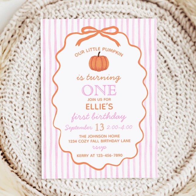 Pequeña Calabaza Invitación de cumpleaños (Invitation with pink and white stripes, orange bow, and pumpkin illustrations)