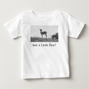 Pequeña camiseta de bebé de venado al amanecer