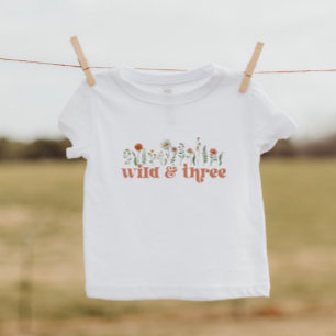 Pequeña camiseta silvestre y tres de flor silvestr