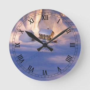 Pequeña casa en el reloj de nieve