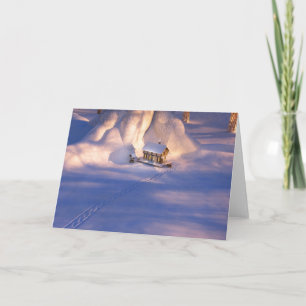 Pequeña casa en la tarjeta de nieve