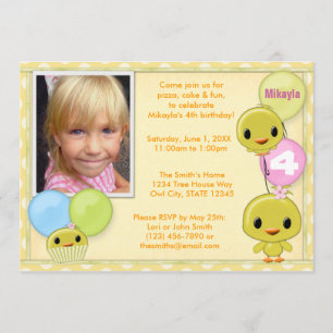 Pequeña invitación amarilla del cumpleaños del