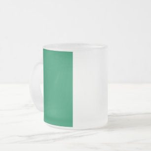 Pequeña jarra de vidrio escarpada con bandera de N