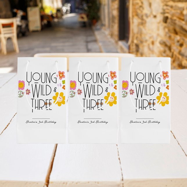 Pequeña Joven, salvaje y tres | Bolsa de regalo de cumplea (Subido por el creador)