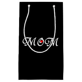 Pequeña Mamá con fondo negro con bolsa de regalo de corazó