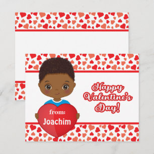 Pequeña Pequeño chico lindo sosteniendo la tarjeta del cor