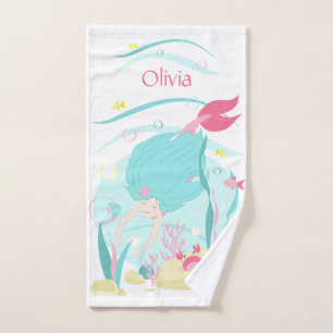 Pequeña sirena buceando bajo el mar