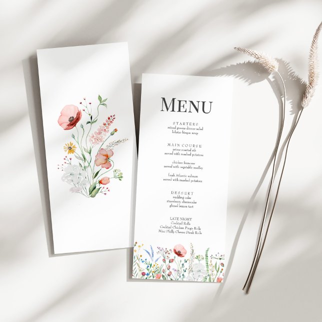 Pequeña tarjeta de menú del Boda del prado de flor (Tiny Wildflower Meadow Wedding Menu Card on a sunny white table with a dry wildflower.)